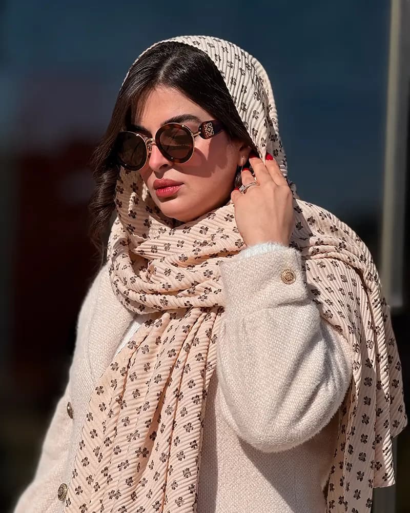 عینک آفتابی زنانه لوئوه مدل LOEWE LW40130U — تصویر ۲