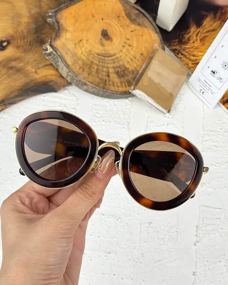 عینک آفتابی زنانه لوئوه مدل LOEWE LW40130U — تصویر ۵