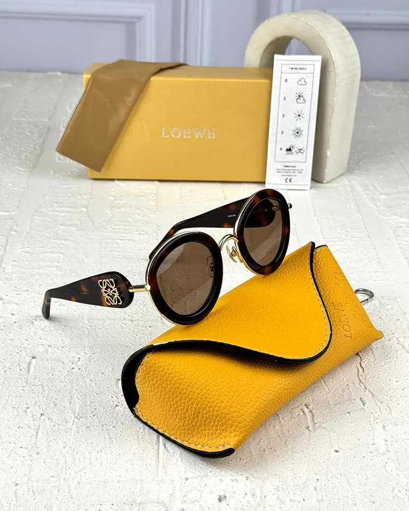 عینک آفتابی زنانه لوئوه مدل LOEWE LW40130U — تصویر ۳