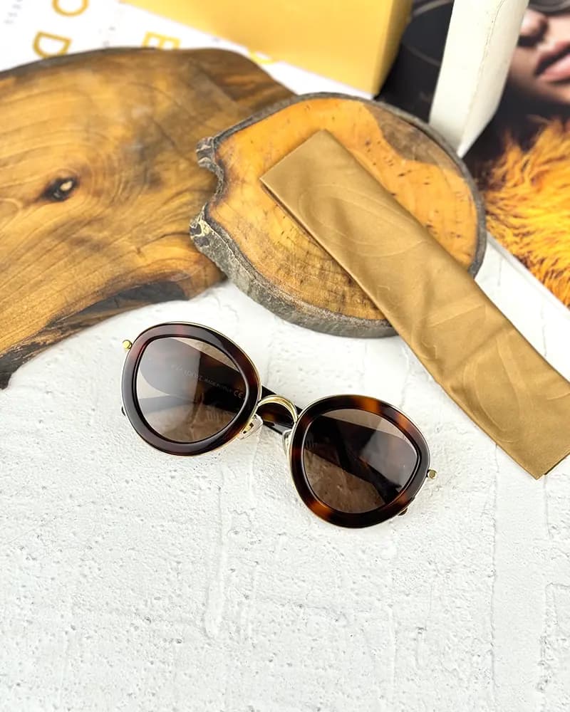 عینک آفتابی زنانه لوئوه مدل LOEWE LW40130U — تصویر ۴