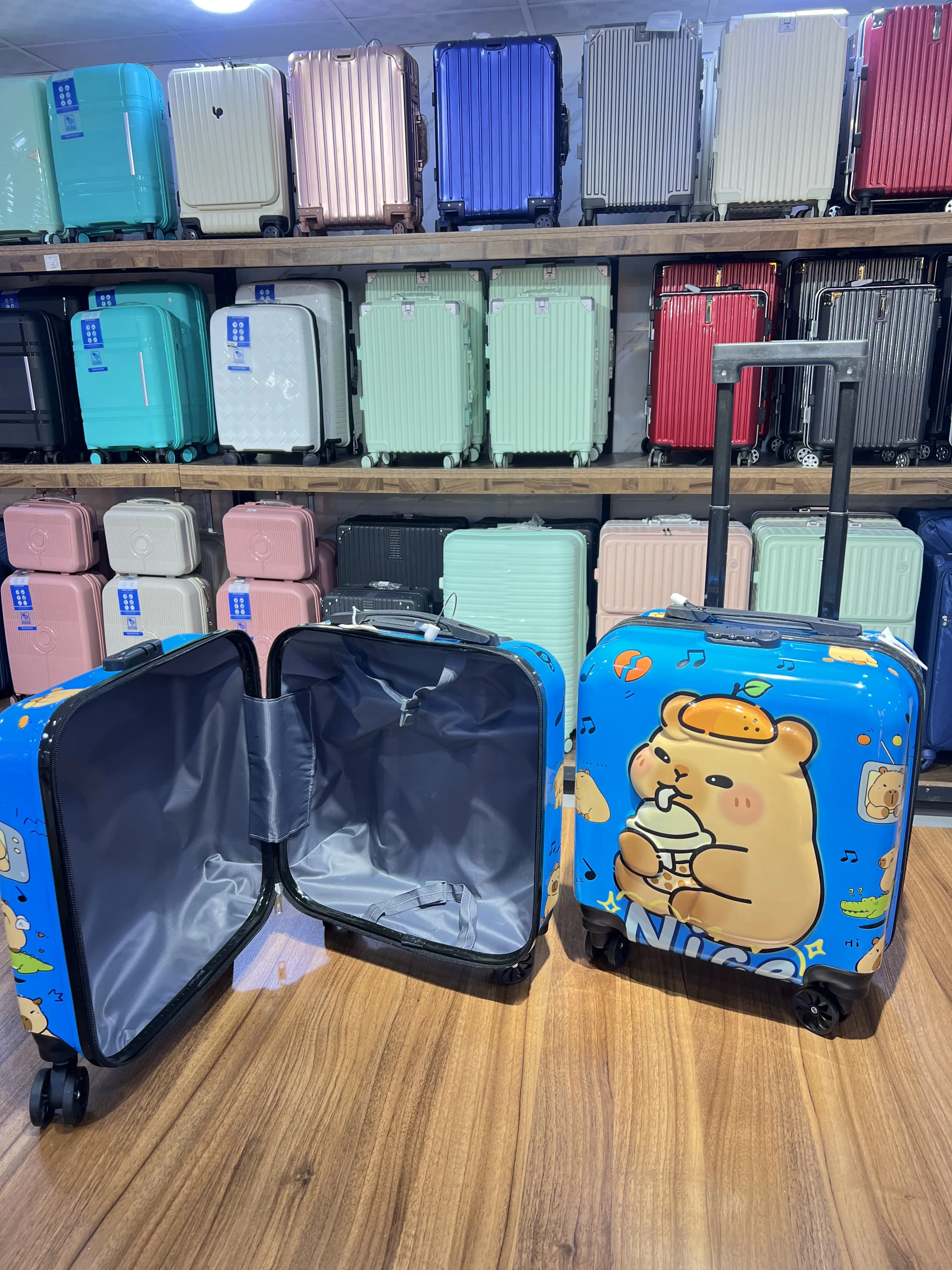 چمدان وارداتی طرح برجسته مناسب کودک و نوجوان (x) — تصویر ۲