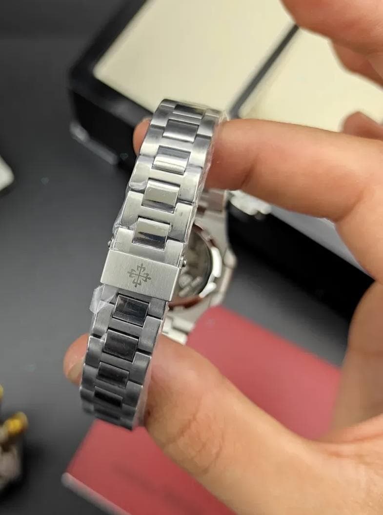 ساعت مچی پتک فیلیپ ناتیلوس زنانه صفحه سفید مدل Patek Philippe — تصویر ۳