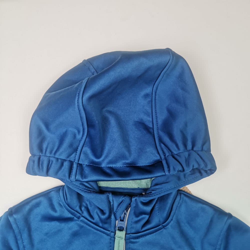 سویشرت پسرانه آستین بلند طرح نوشته دار جیب دار، تو کرکی آبی رنگ — تصویر ۴