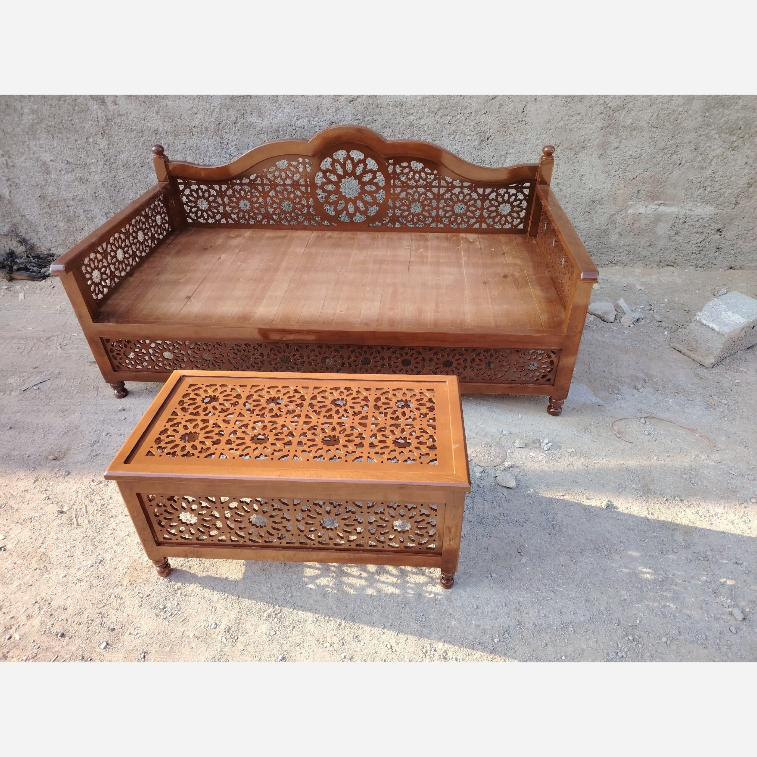 تخت سنتی چوب چناربه همراه میزعسلی مدل ممتاز مبلمان فرنا مدل 1140973 — تصویر ۳
