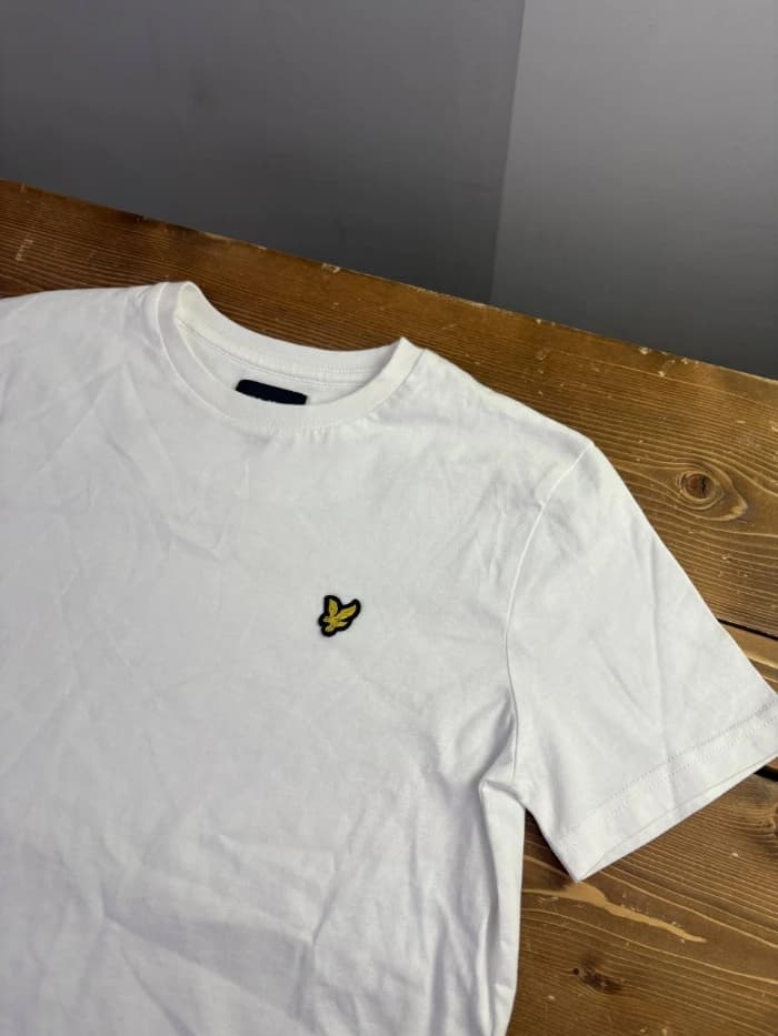 تیشرت بیسیک سفید Lyle & Scott گلدوزی پرنده زرد — تصویر ۲