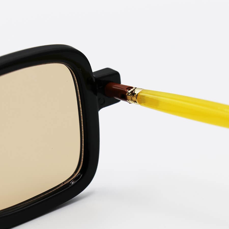 عینک آفتابی مستطیلی با فریم مشکی رنگ، دسته مدادی و لنز نارنجی MARC JACOBS مدل 8708 — تصویر ۴