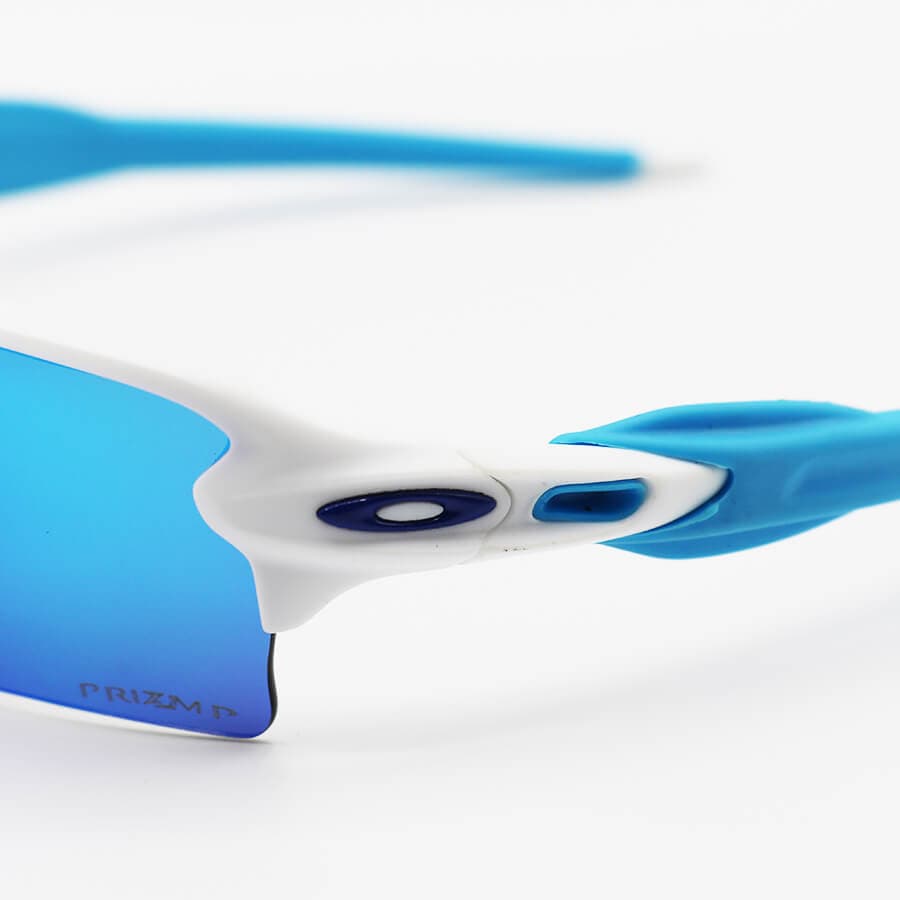 عینک ورزشی پلاریزه OAKLEY با فریم سفید و آبی رنگ و لنز آینه ای و پک اصلی مدل OO9271-09 — تصویر ۵