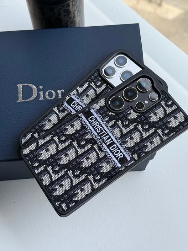 قاب Christian Dior طرح گلدوزی اوبلیک گوشی آیفون 17 پرو — تصویر ۳