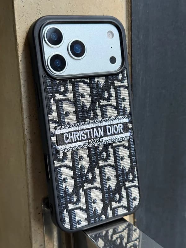 قاب Christian Dior طرح گلدوزی اوبلیک گوشی آیفون 15 پرومکس — تصویر ۷