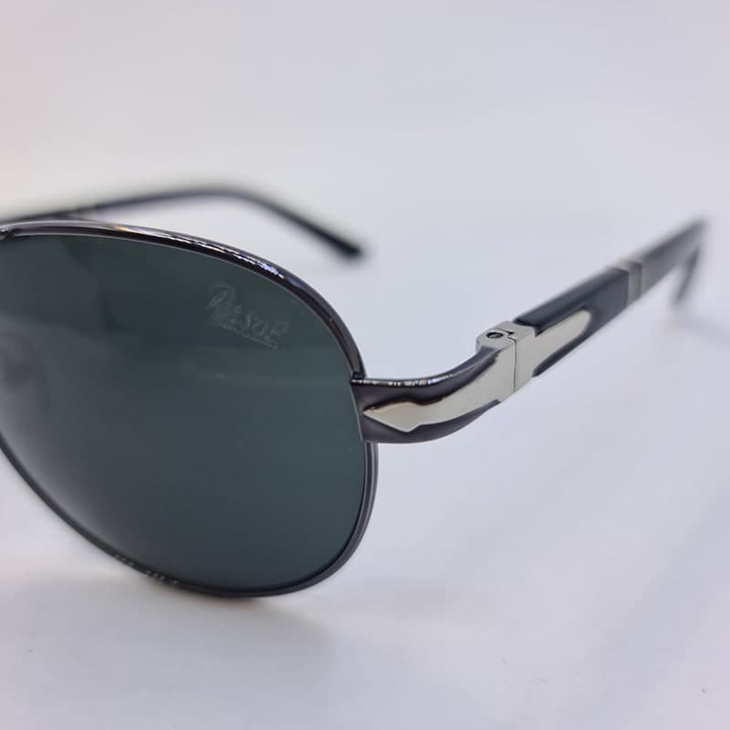 عینک آفتابی خلبانی Persol با عدسی سنگ و فریم نوک مدادی مدل 2404S — تصویر ۶