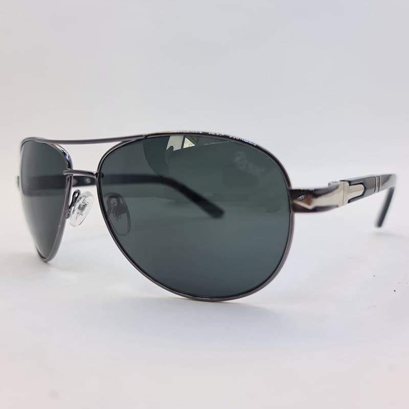 عینک آفتابی خلبانی Persol با عدسی سنگ و فریم نوک مدادی مدل 2404S — تصویر ۲