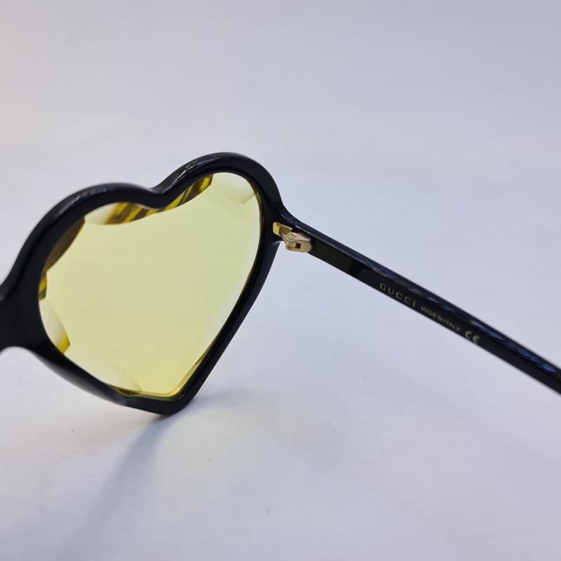 عینک دید در شب با فریم مشکی رنگ و قلبی و عدسی زرد برند گوچی مدل 0360S — تصویر ۷
