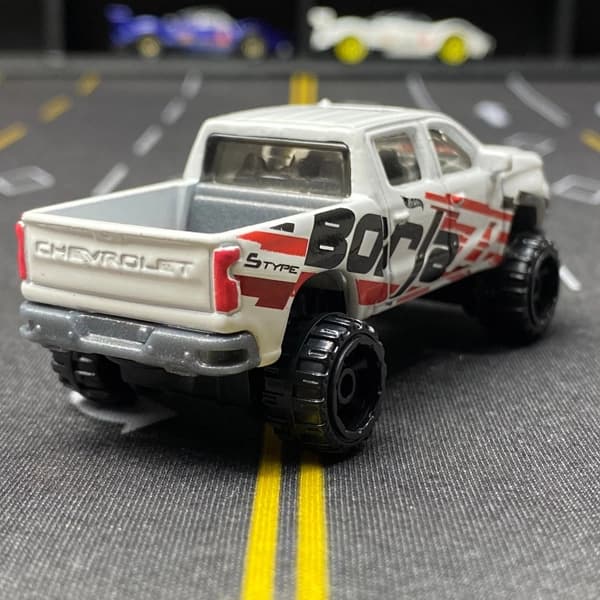 ماشین هات ویلز مدل 19 Chevy Silverado Trail Boss LT سفید — تصویر ۲