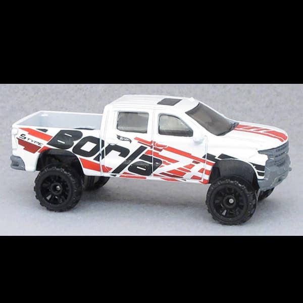 ماشین هات ویلز مدل 19 Chevy Silverado Trail Boss LT سفید — تصویر ۳
