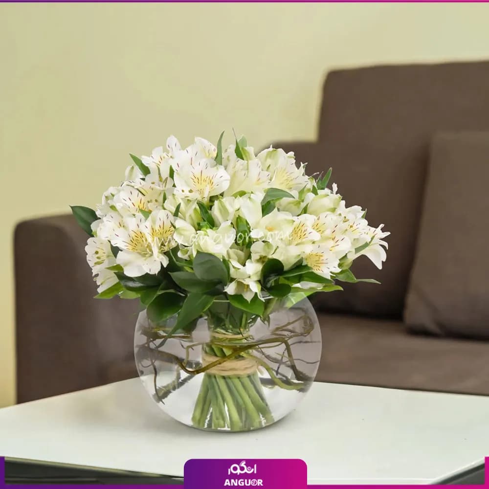 دسته گل آلسترومریا با گلدان شیشه ای
