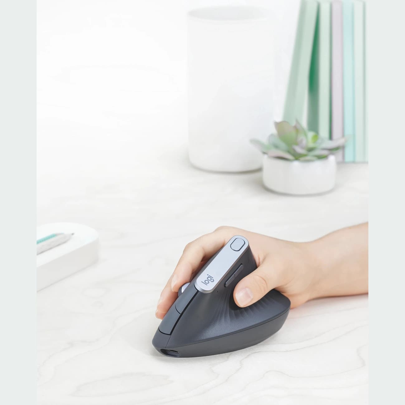 ماوس بی سیم ارگونومیک لاجیتک مدل MX Vertical شارژی دو حالته — تصویر ۷
