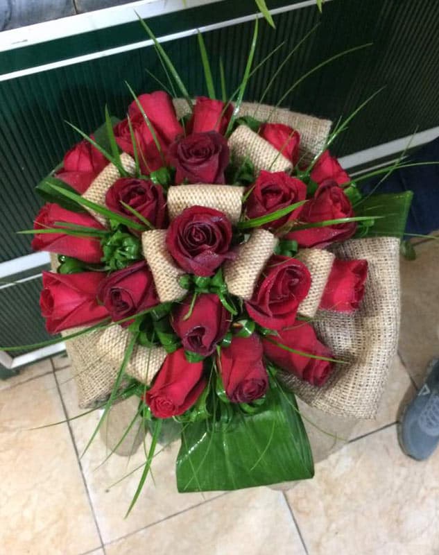 دسته گل گرد با تزئین گونی کد 495