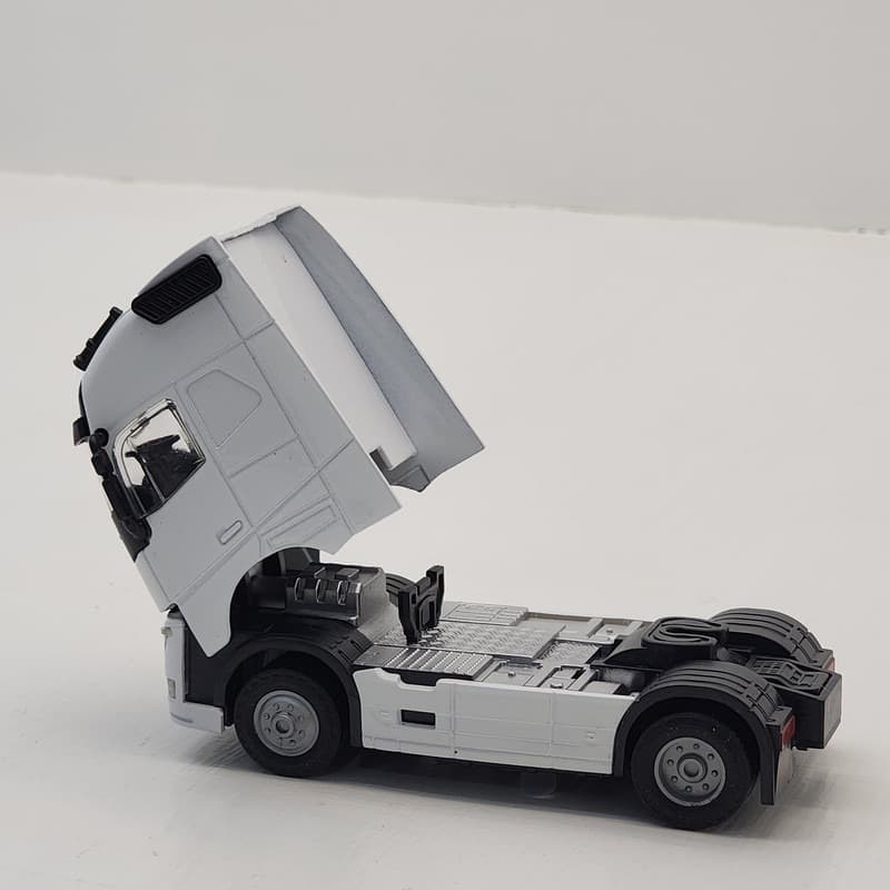 ماشین بازی ناب سل مدل چراغ دار VOLVO FH طرح تک محور — تصویر ۶