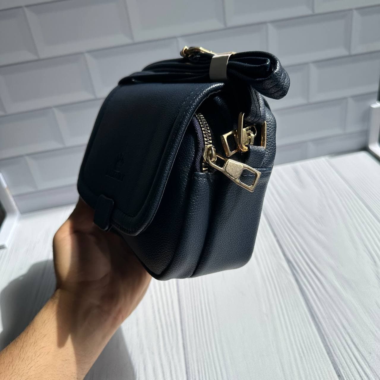 کیف دوشی زنانه لاکچری (Luxury) رنگ سورمهای — تصویر ۳