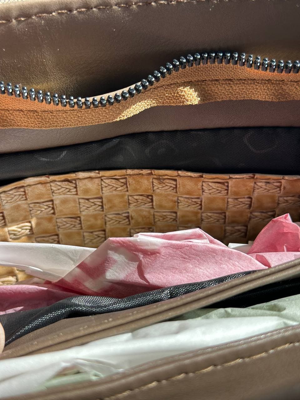 کیف دستی و دوشی زنانه طرح باربری (Burberry) چهارخانه با دستههای نسکافهای/قهوهای — تصویر ۵