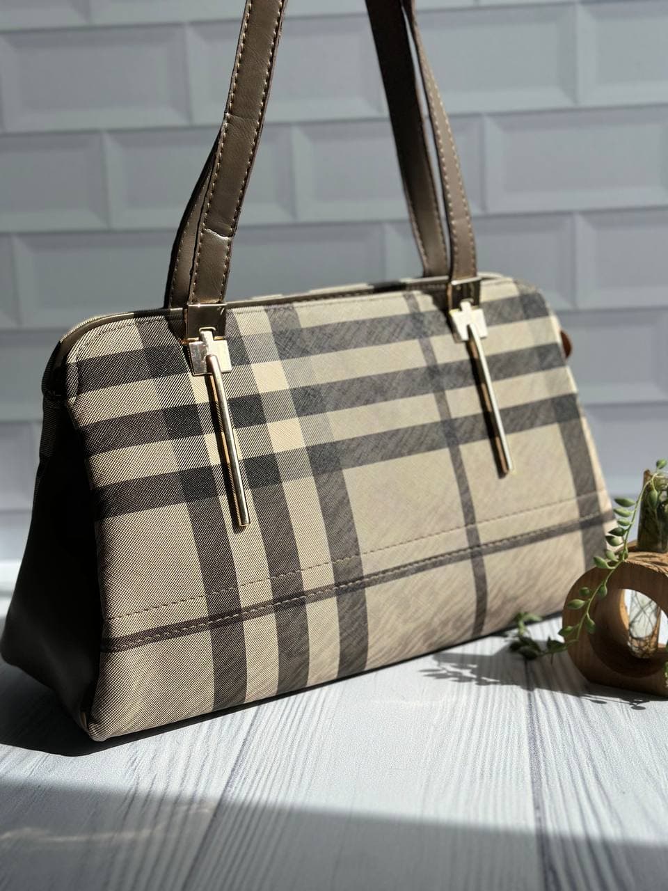 کیف دستی و دوشی زنانه طرح باربری (Burberry) چهارخانه با دسته‌های نسکافه‌ای/قهوه‌ای