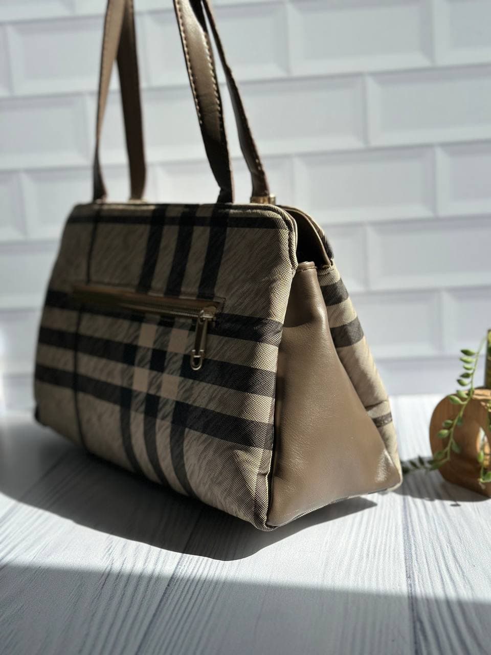 کیف دستی و دوشی زنانه طرح باربری (Burberry) چهارخانه با دستههای نسکافهای/قهوهای — تصویر ۲