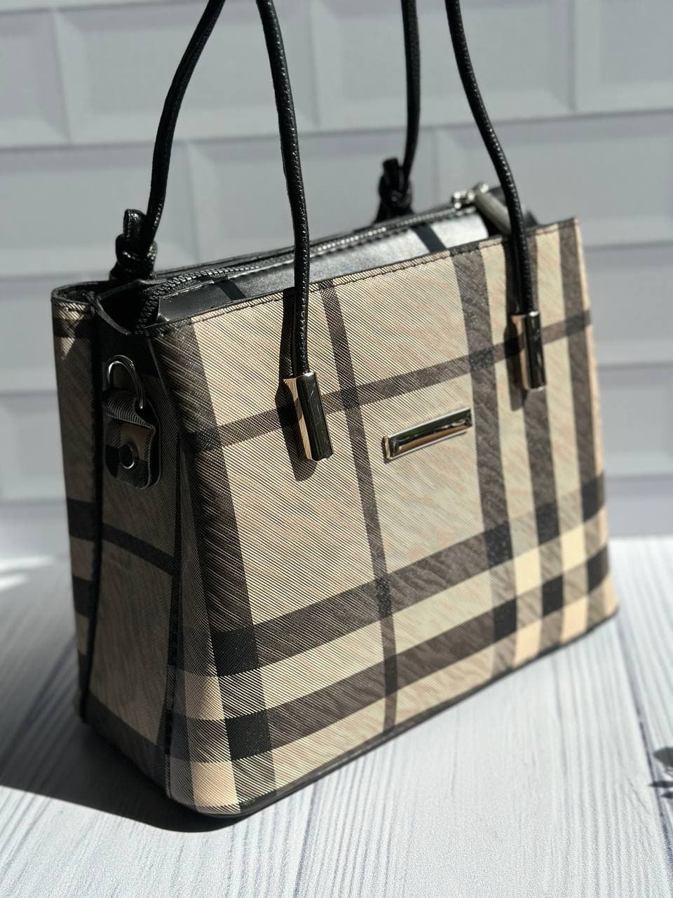 کیف دستی و دوشی زنانه طرح باربری (Burberry) چهارخانه کرم با دسته‌های مشکی — تصویر ۷