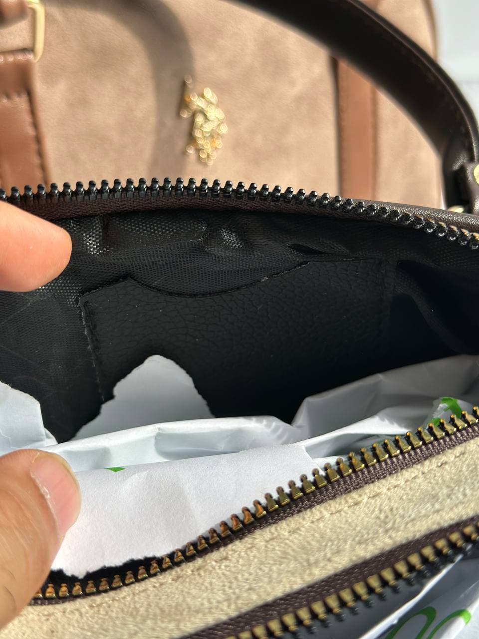 کیف دستی و دوشی زنانه طرح یو اس پولو (US Polo Assn) جنس اشبالت/مخمل کرم با دسته‌های قهوه‌ای — تصویر ۵