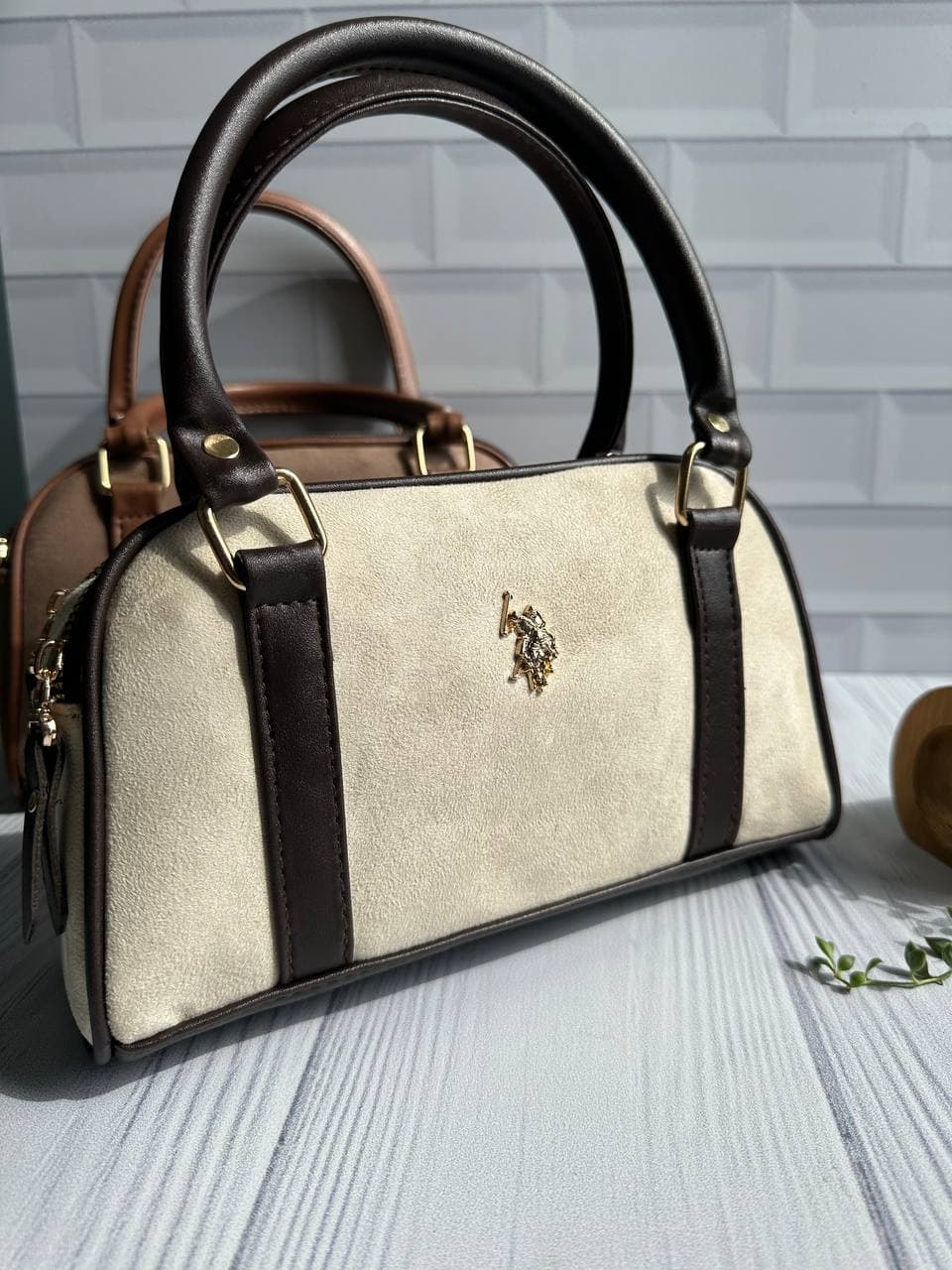 کیف دستی و دوشی زنانه طرح یو اس پولو (US Polo Assn) جنس اشبالت/مخمل کرم با دستههای قهوهای