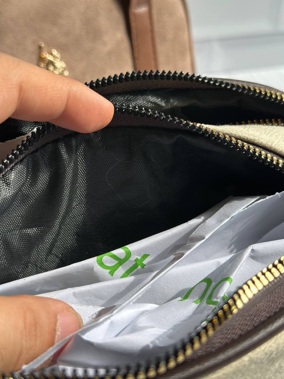 کیف دستی و دوشی زنانه طرح یو اس پولو (US Polo Assn) جنس اشبالت/مخمل کرم با دسته‌های قهوه‌ای — تصویر ۴