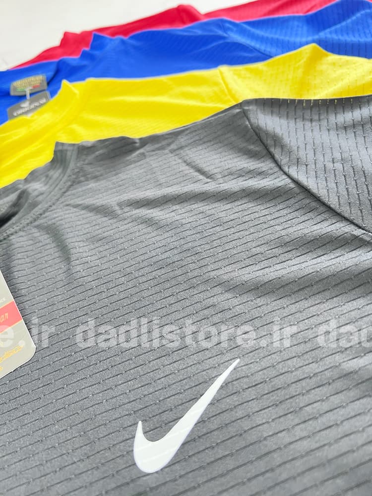 کراپ تاپ ورزشی زنانه فلامنت آستین کوتاه بغل چاکدار نایکی Nike — تصویر ۸