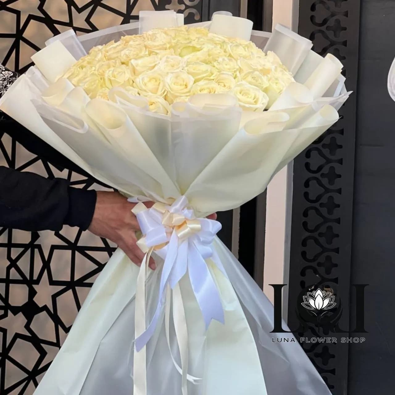 دسته گل طبیعی رز هلندی سفید ۶۰ شاخه