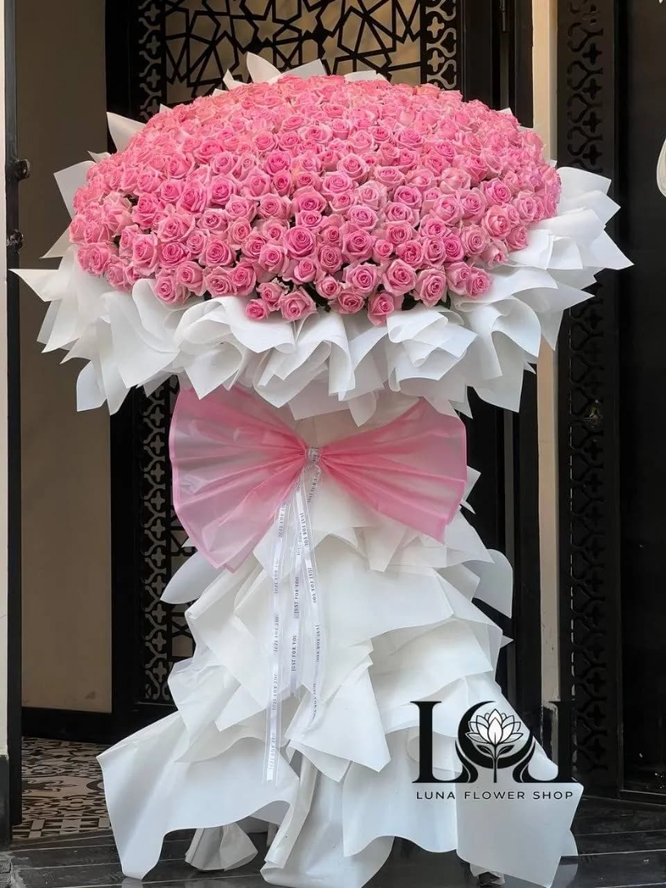 دسته گل طبیعی ایستاده رز صورتی ۳۰۰ شاخه