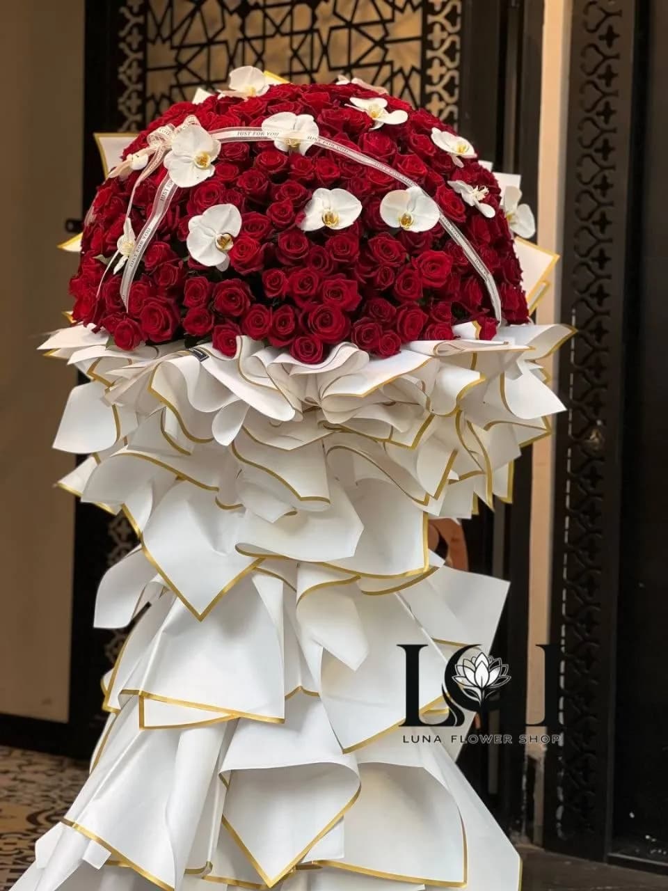 دسته گل طبیعی ایستاده رز و ارکیده
