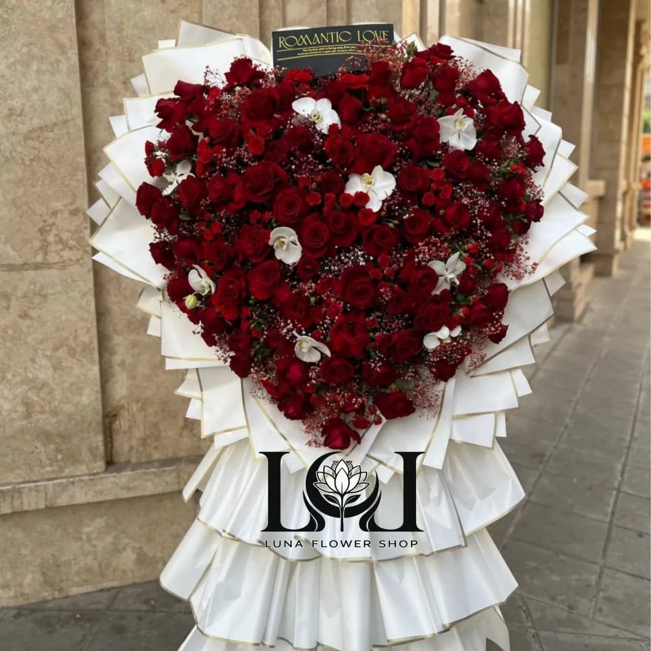 دسته گل طبیعی ایستاده رز و ارکیده — تصویر ۲