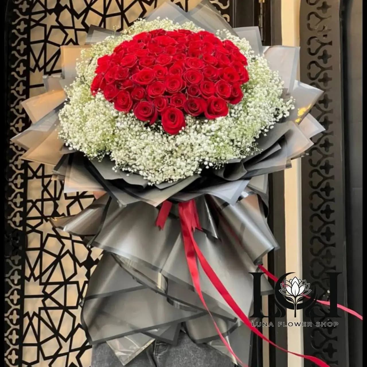 دسته گل طبیعی ژیپسوفیلا و رز قرمز DL173
