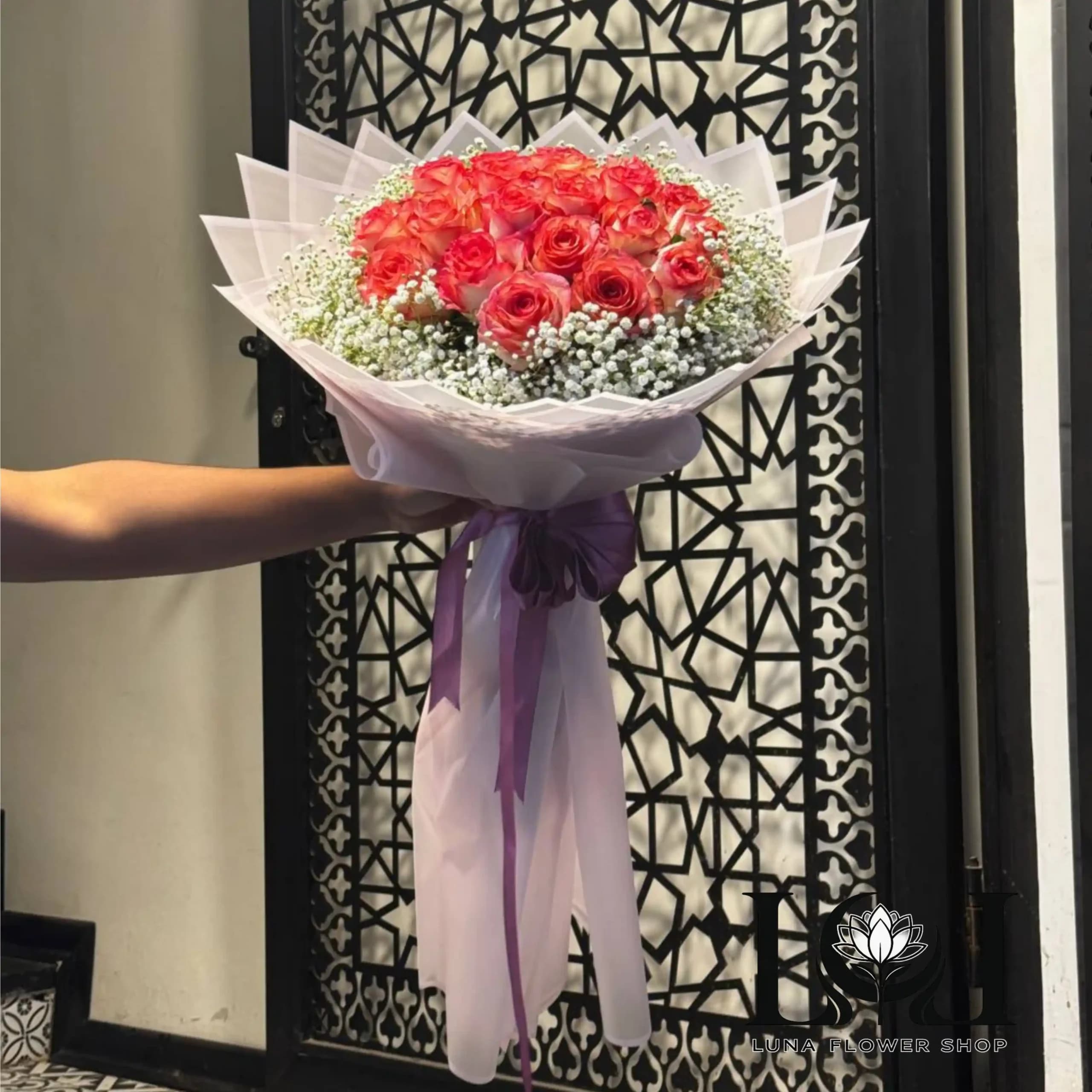دسته گل طبیعی ژیپسوفیلا و رز جومولیا