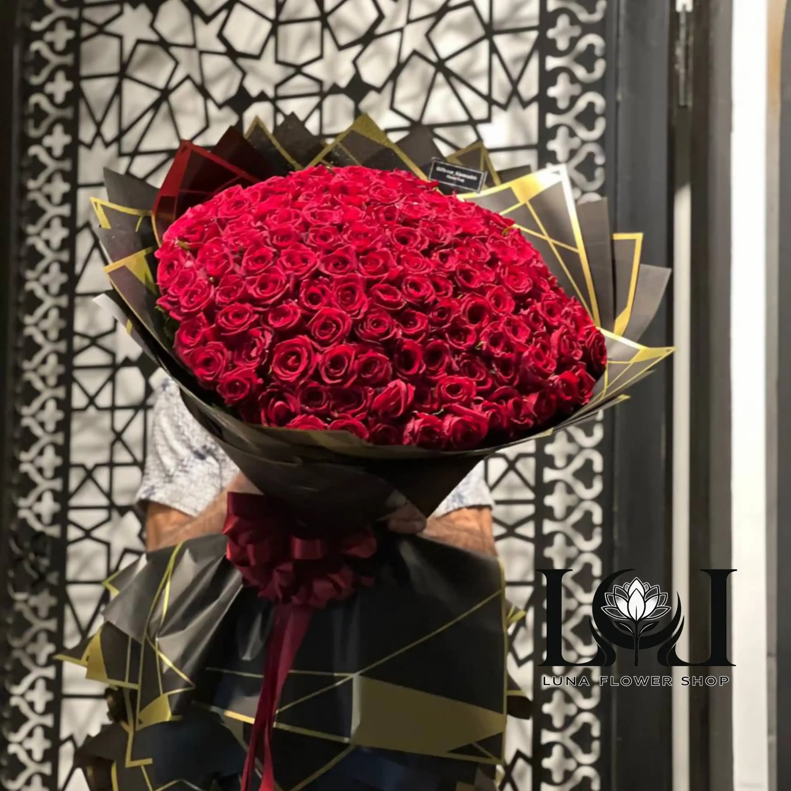 دسته گل ۱۲۰ شاخه رز قرمز