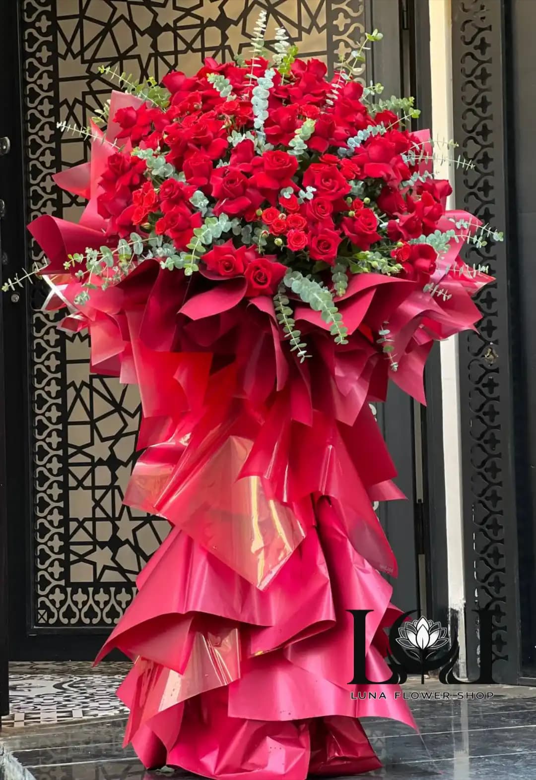 دسته گل ایستاده رز قرمز ۶۰ شاخه