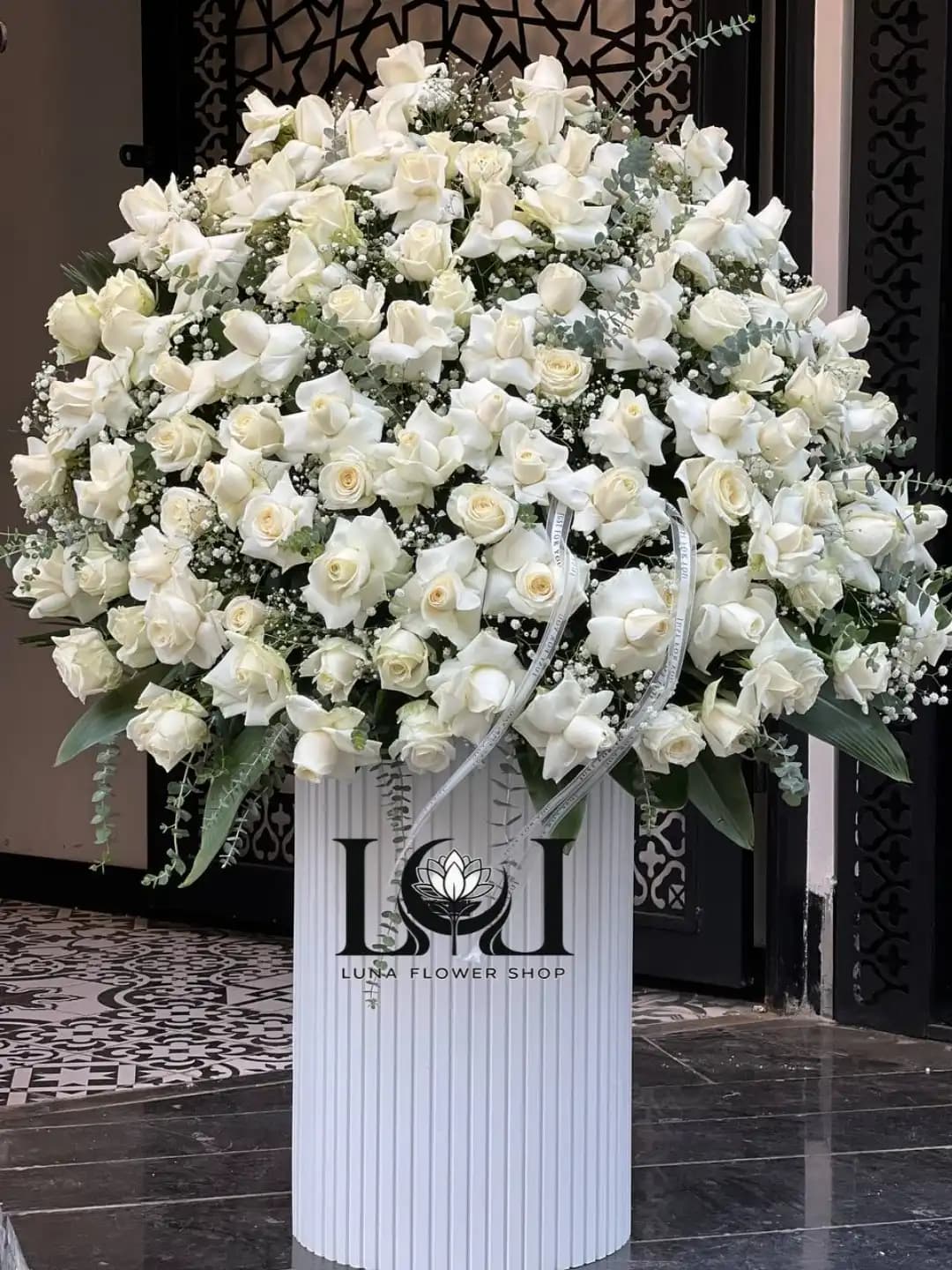 باکس گل رز سفید ۱۰۰ شاخه