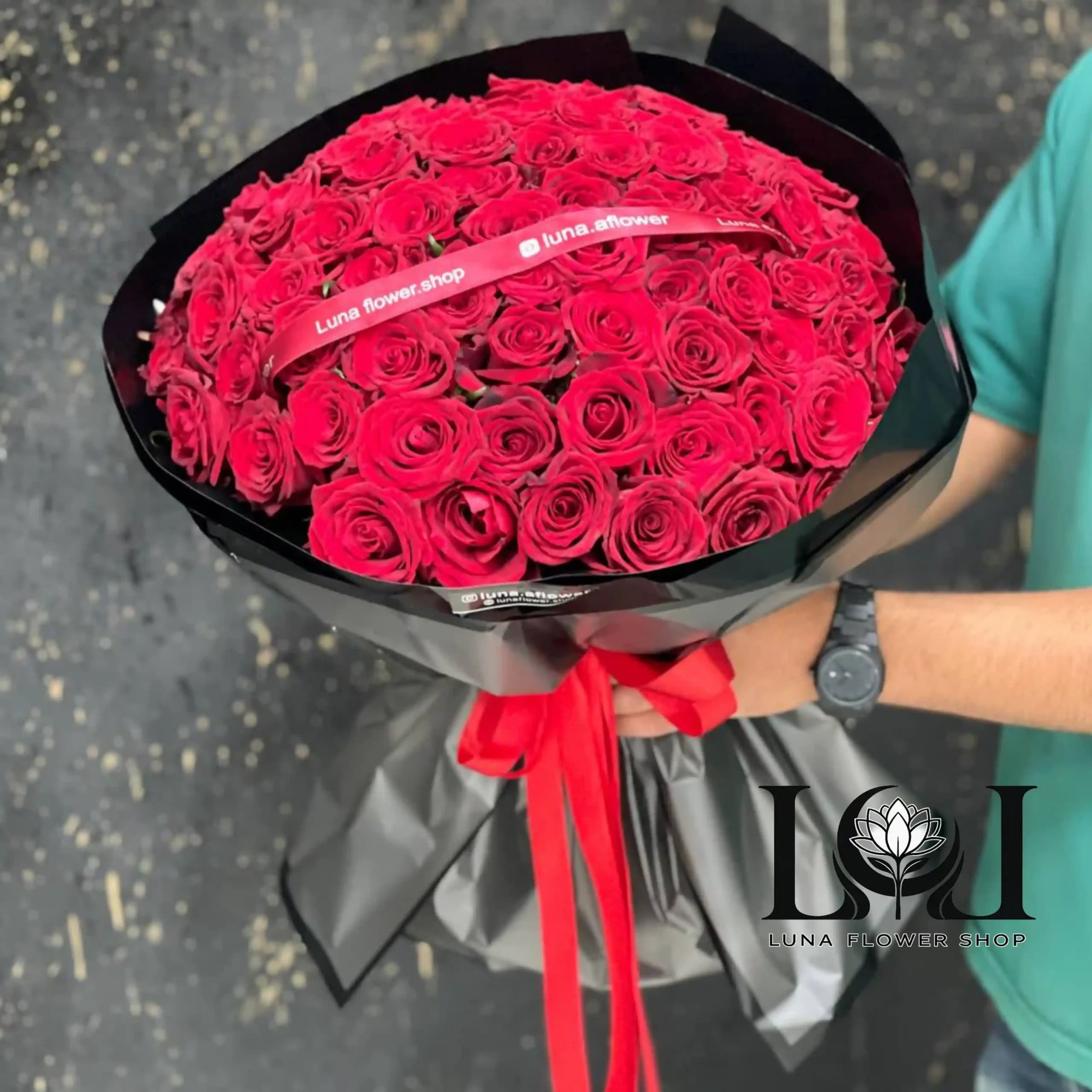 دسته گل رز قرمز ۷۰ شاخه