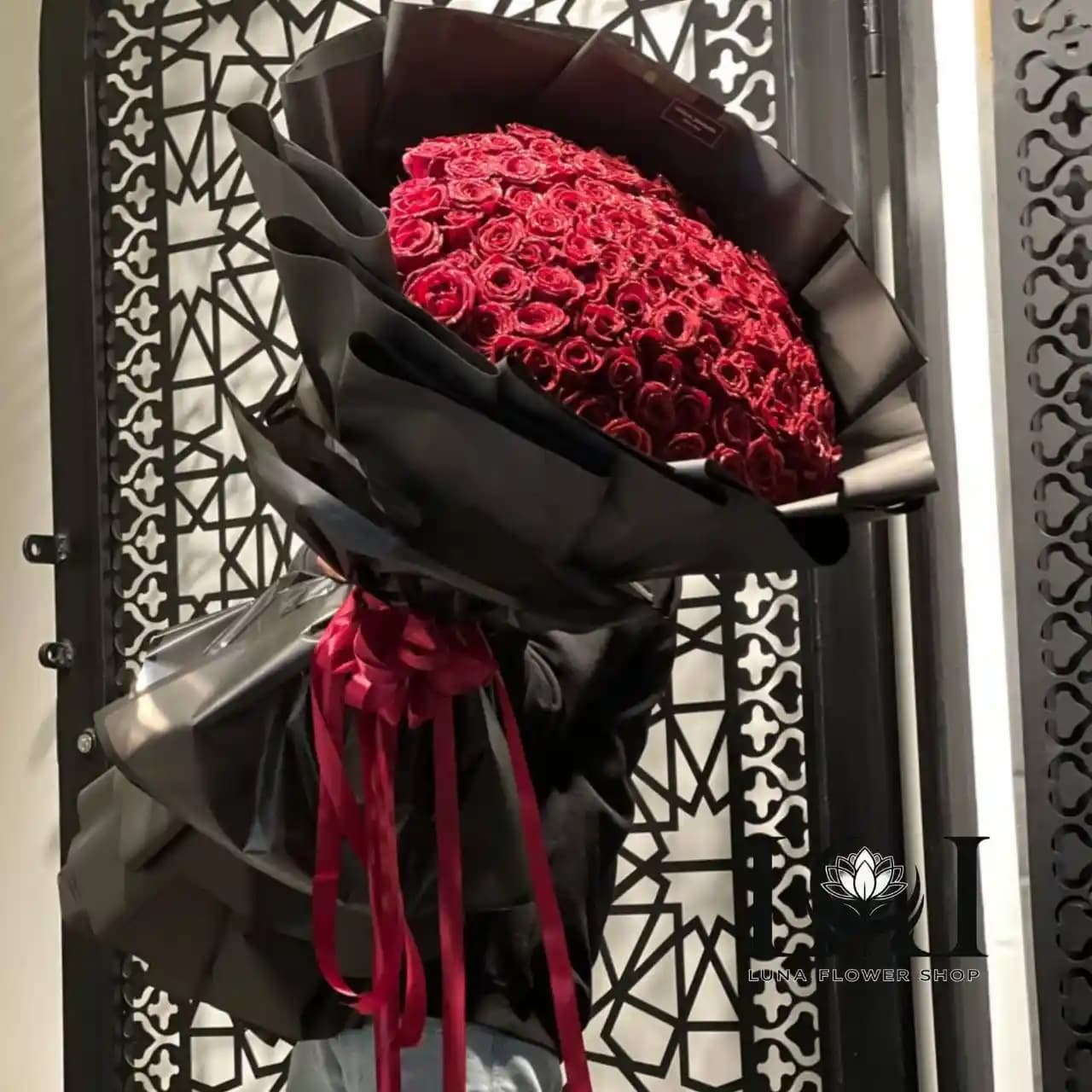 دسته گل رز قرمز شاین 80 شاخه
