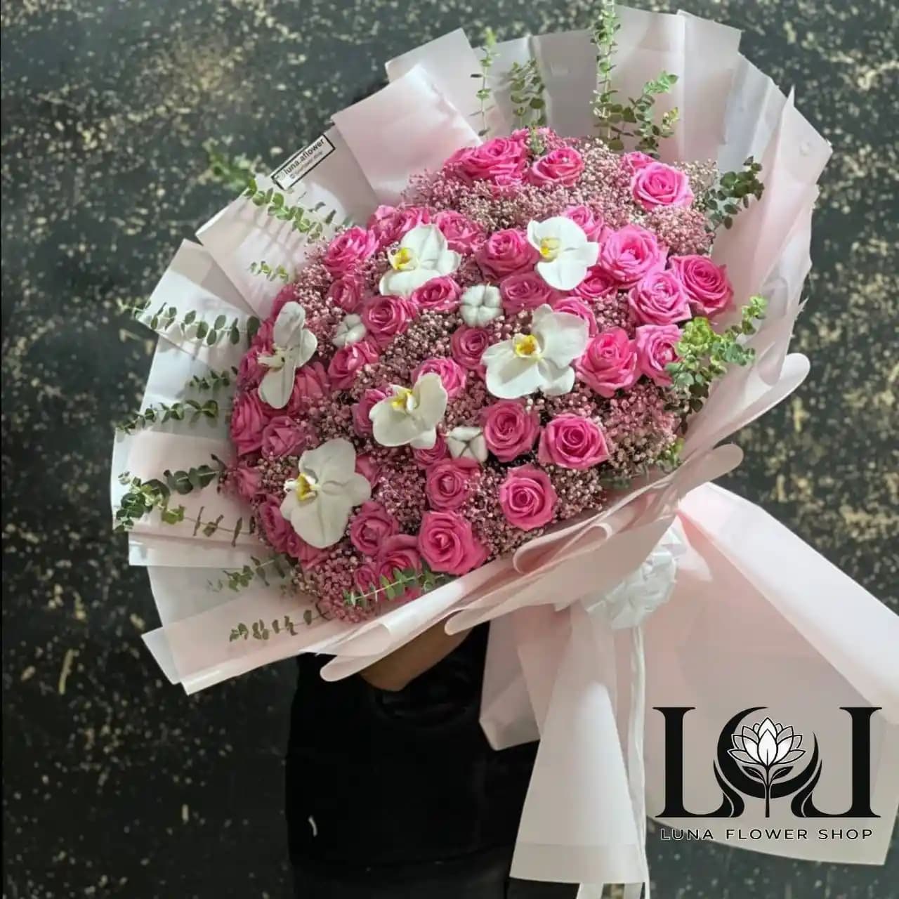 دسته گل ۶۰ شاخه رز و ارکیده