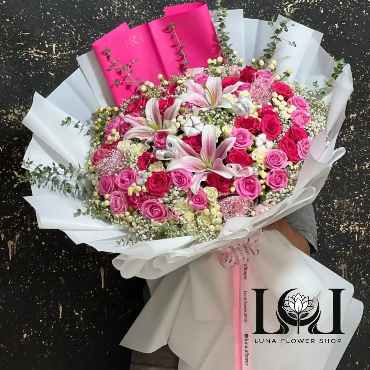 دسته گل ۴۰ شاخه رز و لیلیوم