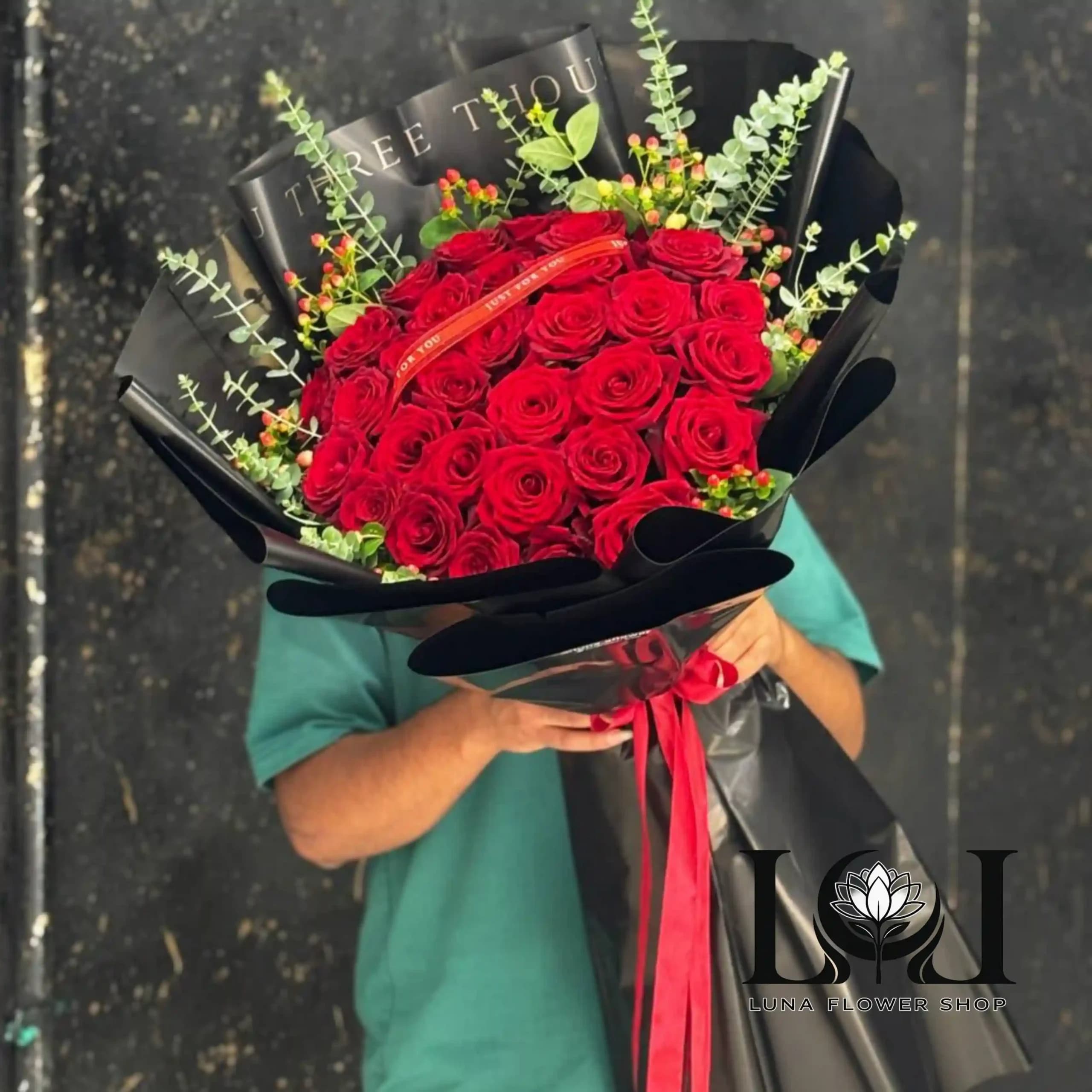 دسته گل رز قرمز ۴۰ شاخه رز