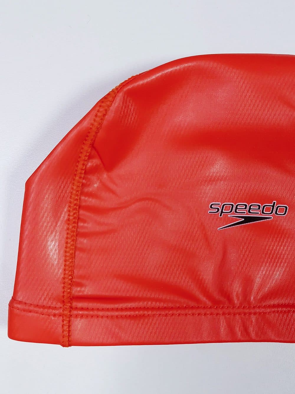 کلاه استخر شنا زنانه قرمز رنگ اسپیدو ( Speedo ) ضد کلر با جنس فومی — تصویر ۴