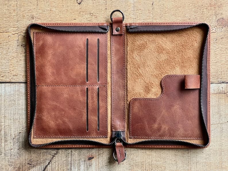 کیف پاسپورت چرم طبیعی مدل Passport Bag 23 | سیلوا چرم — تصویر ۵