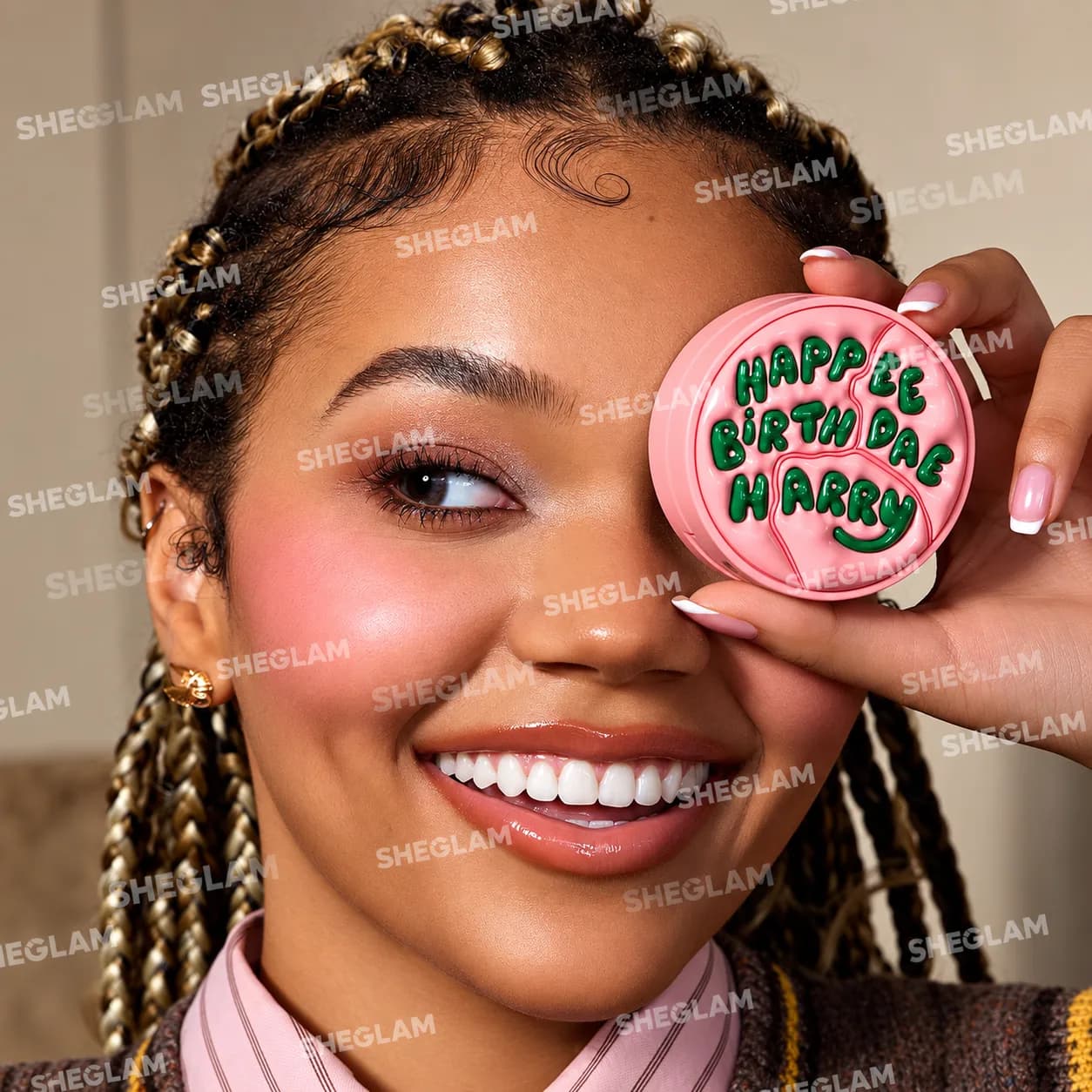 رژگونه پودری شیگلم SHEGLAM مدل Happee Birthdae Harry رنگ صورتی — تصویر ۴