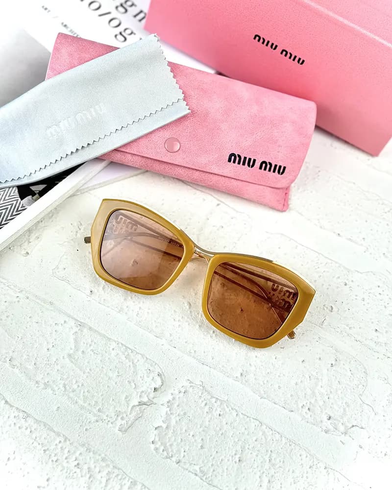 عینک آفتابی زنانه میومیو مدل MIU MIU SMU02Y — تصویر ۳