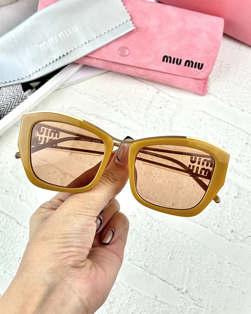 عینک آفتابی زنانه میومیو مدل MIU MIU SMU02Y — تصویر ۴